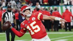 Kansaský quarterback Patrick Mahomes (vlevo) během finále Super Bowlu