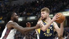 Taurean Prince z Brooklynu Nets brání Domantase Sabonise z týmu Indiana Pacers