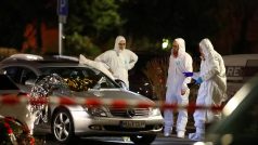 Forenzní experti zkoumají poničené auto po střelbě v německém městě Hanau blízko Frankfurtu
