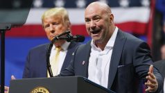 Dva prezidenti. V popředí Dana White - nejvyšší muž organizace UFC a v pozadí hlava Bílého domu - Donald Trump.