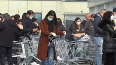 Dav Italů, kteří čekají na otevření supermarketu v lombardském městě Casalpusterlengo. Město je jednou z 11 obcí, která je uzavřena do karantény.