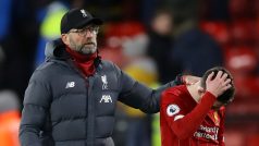 Zklamaní trenér Liverpoolu Jürgen Klopp a obránce Andrew Robertson.