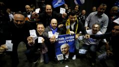 Podporovatelé strany Likud oslavují předběžné výsledky pondělních voleb