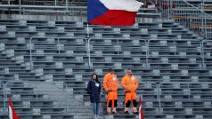 Smutný pohled na prázdnou tribunu ve Vysočina Areně. Jediný, kdo měl vstup povolen, byli pořadatelé a zdravotníci.