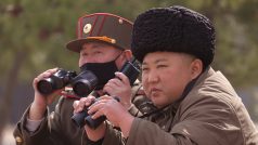 Severokorejský vůdce Kim Čong-un během vojenského cvičení na nedatované fotografii vydané 9. března 2020