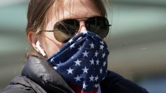Nošení roušek není v USA nařízeno, přesto se někteří chrání zakrytím úst. Žena byla vyfocena ve státě Washington.