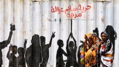 Graffiti, které v arabštině volá po svobodě, míru, spravedlnosti a lidskosti - nachází se v hlavním městě Súdánu