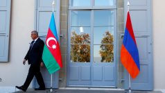 Stráž prochází kolem vlajek Ázerbájdžánu (vlevo) a Arménie na mírových vyjednáváních v Ženevě.