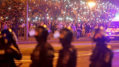 Proti demonstrantům opět zasahuje policie.