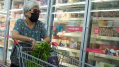 Žena nakupuje v Pekingu