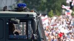 Policisté dohlížejí na nedělní protest