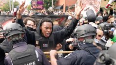 Protestující při střetu s policií v americkém Louisville, Kentucky.