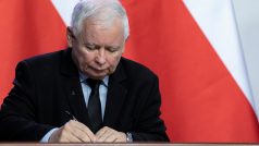 Předseda vládní strany Právo a spravedlnost Jaroslaw Kaczynski podepisuje novou koaliční smlouvu.