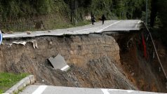 Po bleskových záplavách se stále pohřešuje nejméně desítka osob, italské úřady evidují dvě oběti na životech.