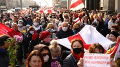 Celonárodní stávku v Bělorusku doprovázejí i společné pochody studentů a seniorů