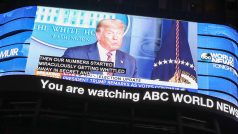 Agentura AFP také upozornila, že některé americké televize v obavě z šíření dezinformací přerušily vysílání prezidentova vystoupení, ačkoliv Trump se chopil slova poprvé od volební noci.