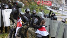 Příslušníci běloruských pořádkových sil zakročili proti demonstrantům.