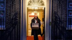 Kamery a fotoaparáty médií zachytily v pátek Cummingse při odchodu z premiérova sídla v ulici Downing Street