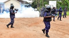 Ugandská policie zasahuje proti demonstrantům v regionu Luuka na východě země.