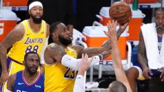 LeBron James z Lakers (uprostřed s míčem) bojuje s bránícími hráči Clippers.