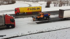 Na 82. kilometru dálnice D8 mezi Ústím nad Labem a Německem už uvízly kamiony.