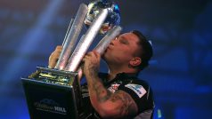 Gerwyn Price s trofejí pro mistra světa