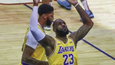 Basketbalista LeBron James, za ním další hvězda Lakers Anthony Davis