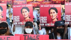 Lidé na protestech žádají propuštění vůdkyně Do Aun Schan Su Ťij.
