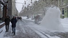 V Moskvě může po vydatném sněžení padnout rekord z roku 1956, kdy ve městě naměřili 60 centimetrů sněhu