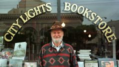 Lawrence Ferlinghetti před svým obchodem v San Franciscu