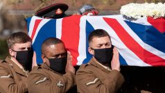 Rakev zabalenou do vlajky Spojeného království přenesla šestice vojáků yorkshirského pluku