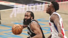 James Harden (vlevo) obchází soupeře