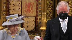 Vedle královny Alžběty II. v sále seděl následník trůnu, princ Charles, a jeho manželka, vévodkyně Camilla. Princ svou matku doprovázel i v předchozích letech, kdy se kvůli brexitu zahájení činnosti parlamentu odsouvalo na jiný než tradičně jarní termín.