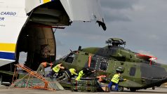 Němečtí vojáci se stahují z Afghánistánu. V Lipsku vykládají vrtulník NH-90 z letounu Antonov AN-124