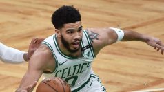 Jayson Tatum uniká bránícímu Russellu Westbrookovi