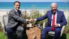 Americký prezident Joe Biden (vpravo) si na summitu G7 v Cornwallu podává ruku se svým francouzským protějškem Emmanuelem Macronem.