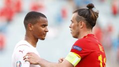 Švýcar Manuel Akanji (vlevo) a Velšan Gareth Bale