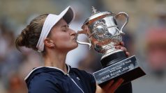 Barbora Krejčíková s trofejí pro vítězku Roland Garros