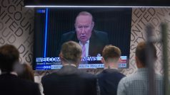 Zaměstnanci v newsroomu sledují start televize GB News. Na obrazovce moderátor Andrew Neil