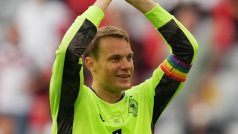 Manuel Neuer s kapitánskou páskou v barvách duhy