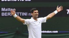 Srbský tenista Novak Djoković slaví triumf na Wimbledonu