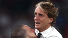 Trenér Roberto Mancini v objetí se stoperem Leonardem Bonuccim