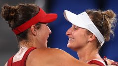 Markéta Vondroušová (vpravo) gratuluje své soupeřce k olympijskému triumfu.