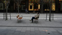 Lidé dodržující bezpečný odstup ve vyprázdněném centru Sydney