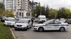 Permská policie zabarikádovala ulici poblíž místa, kde se střílelo.