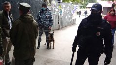 Členové bezpečnostních složek stojí poblíž Permské státní univerzity.