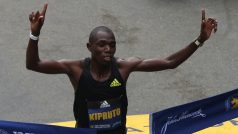 Běžec Benson Kipruto v cíli Bostonského maratonu