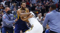 Basketbalisté Myles Turner a Rudy Gobert se do sebe pustili v zápase NBA