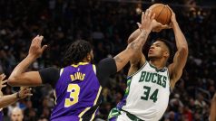 Anthony Davis z Lakers brání Janise Adetokunba z Milwaukee