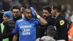 Dimitri Payet si leduje hlavu po zásahu plastovou lahví